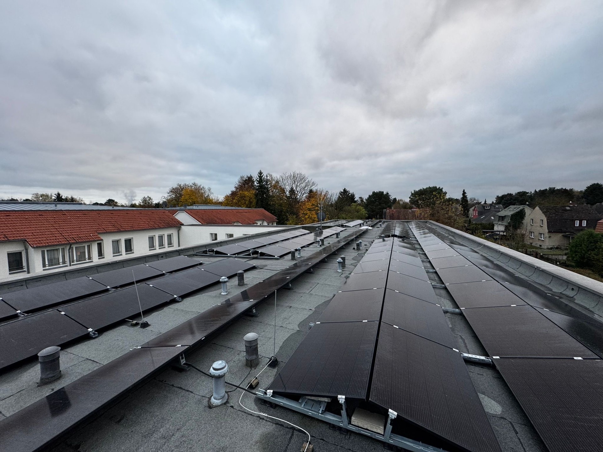 Flachdach des Johannesstifts in Oranienburg mit großflächiger Photovoltaikanlage