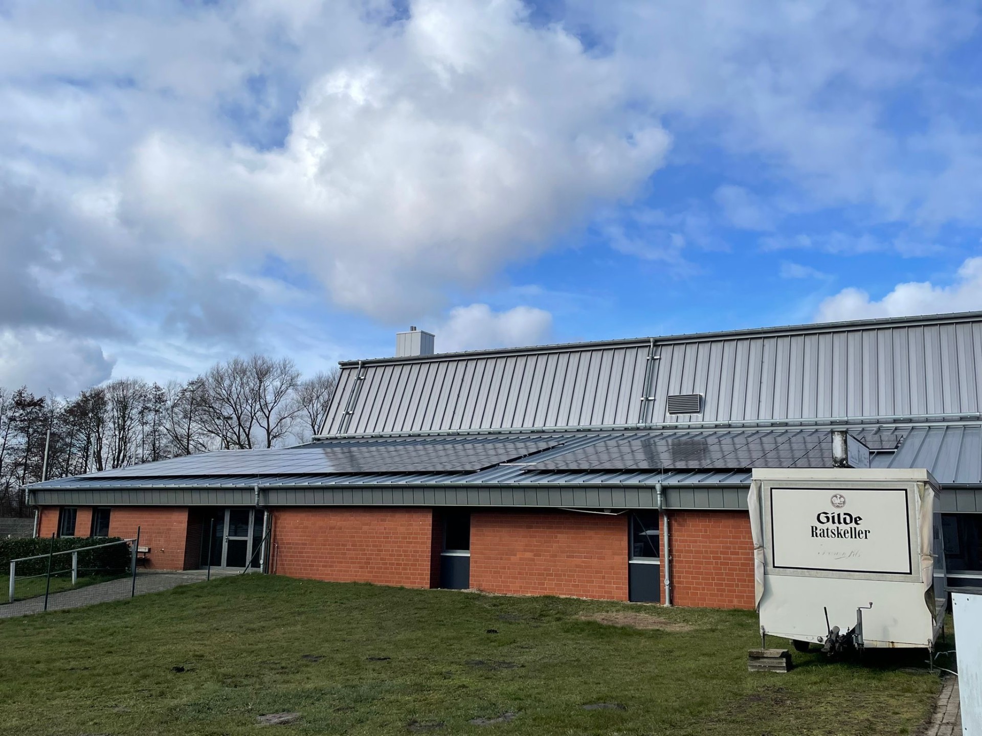 Sport- und Vereinsgebäude des MTV Gifhorn mit Photovoltaikanlage auf dem Metall-Flachdach