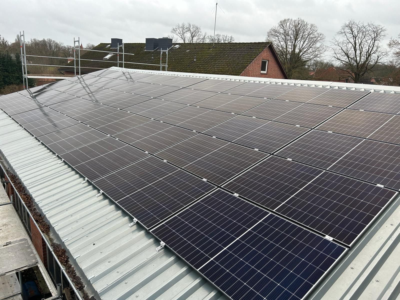 Photovoltaikmodule auf dem Trapezblechdach einer Gewerbehalle